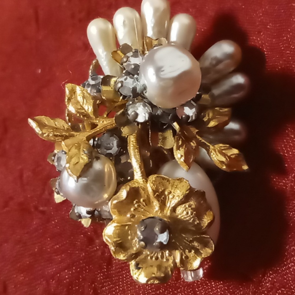 Vintage lapel pin Broach flower clusters.